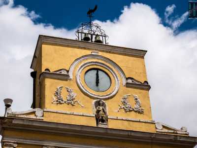 ...e quello superiore, sede dell'orologio...